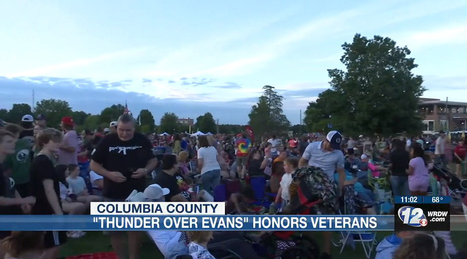 Crowd_comes_out_to_support_armed_forces_at_Thunder_Over_Evans